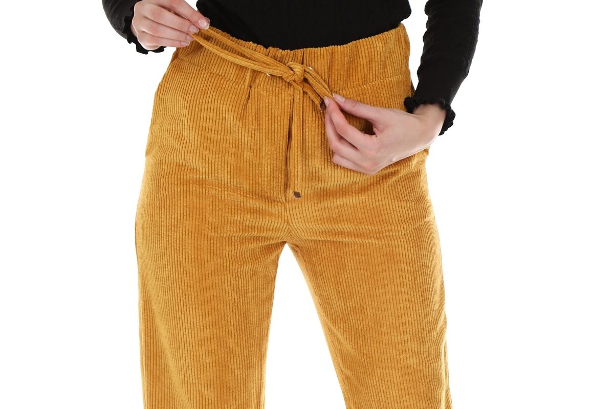 Como combinar calça mostarda feminina_  - Reprodução Canva