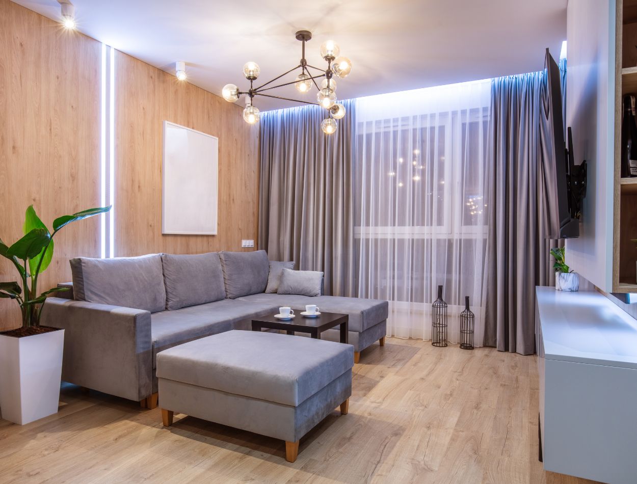 Sala pequena com elementos de decoração clean